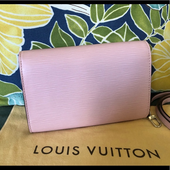 Authentic Louis Vuitton Epi Louise Crossbody Bag - Picture 2 of 9
